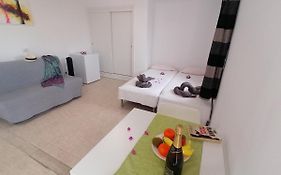 Small Studio, 50 M Front Of The Ocean & Free Wifi